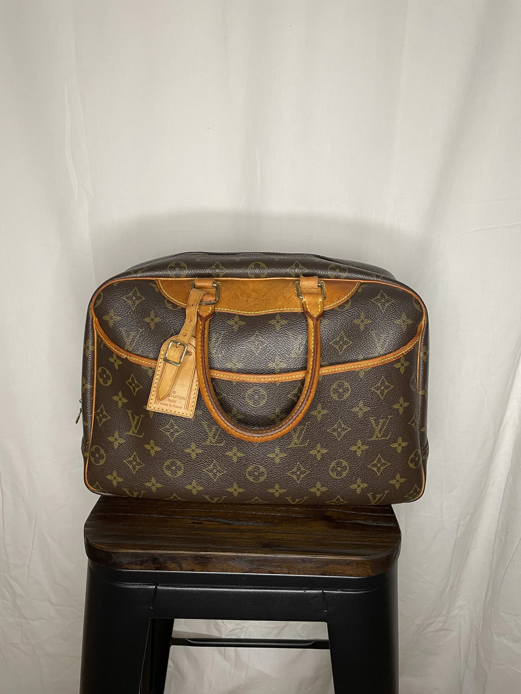 Sac Deauville présenté de face sur un tabouret